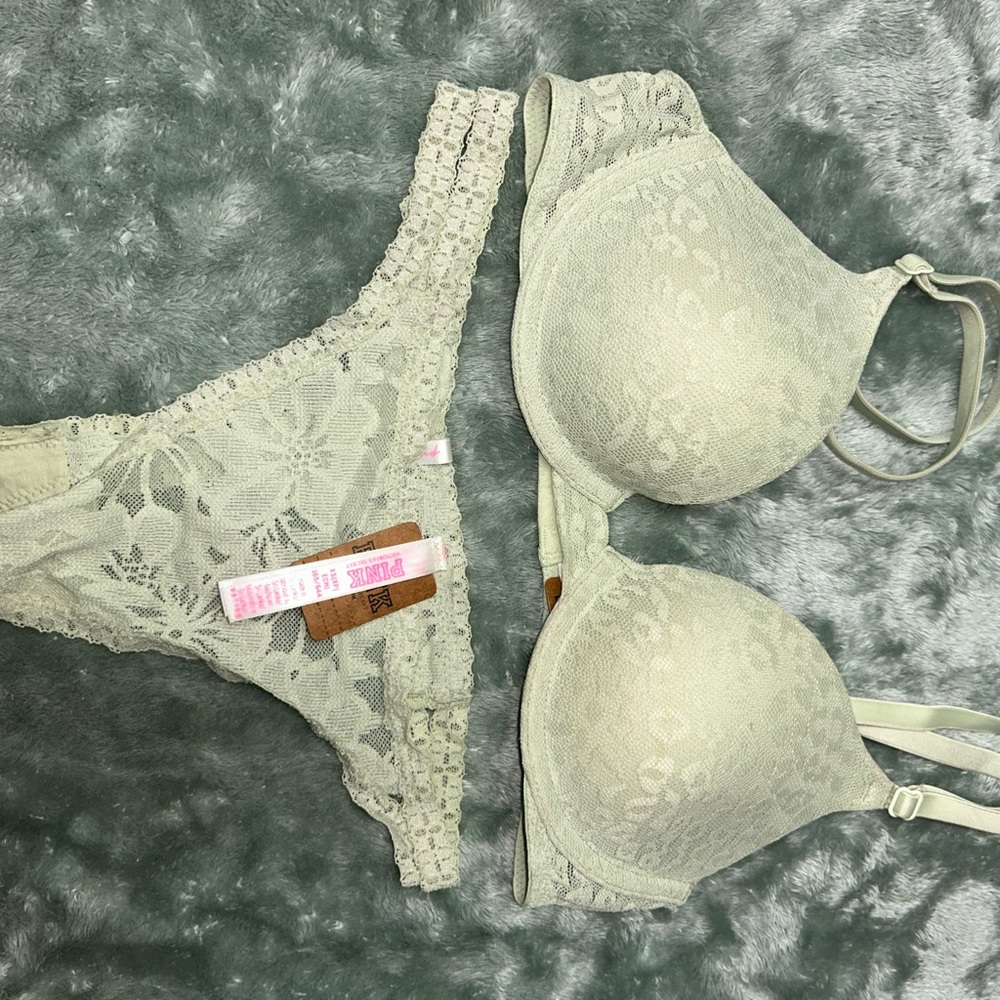 Elegant Lace Bra and Panty Set in Green